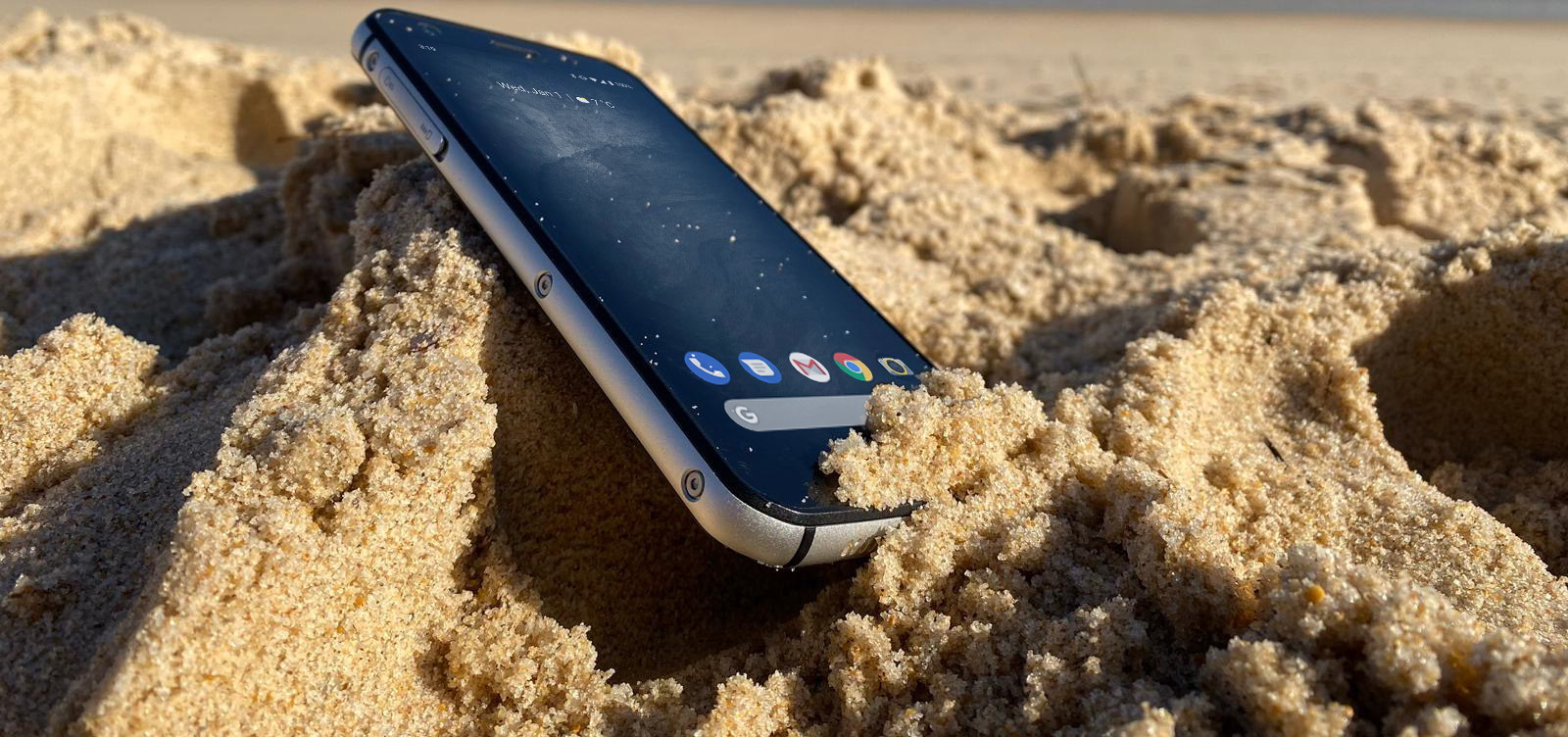 telefoon-in-zand-smartphone-geen-toeval-moslim-antwoord-woestijn